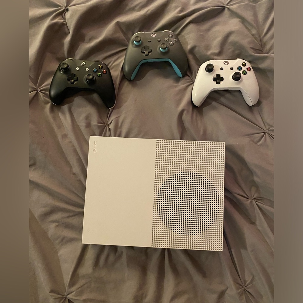 Xbox 1x. Console with three Wireless Controllers - White, Black,